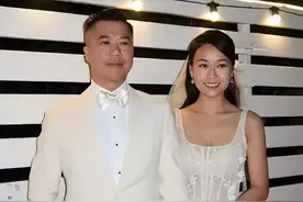 黄心颖与大14岁老公办婚礼，贴身穿婚纱破怀孕传言，前男友送祝福图片