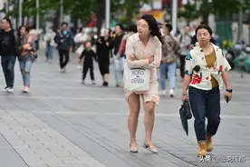 成都暴降19°C，美女冷惨了图片