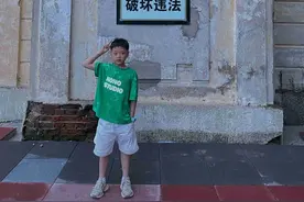 给救援官兵敬个礼！黑龙江尚志7周岁男孩王俊尧：爷爷曾是军人，长大也想参军图片