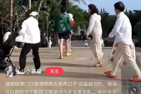 郎朗一家三口三亚度假，吉娜踩拖鞋抱儿子下楼，动作吃力显辛苦图片