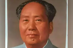 赞同！政府部门办公大厅悬挂主席像，工作人员佩戴为人民服务胸章图片