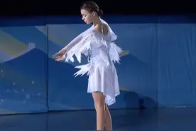 心疼！千金表演赛意外摔倒在地，化身天使太美了，翅膀闪闪发光图片