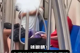 上海两男子地铁“秀恩爱”，拥吻搂抱旁若无人，网友：回家再做图片