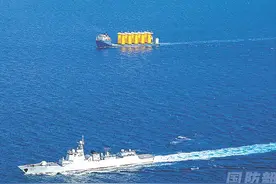 中国万吨特种船“穿越火线”，顶着战火过红海，052D出动护航图片