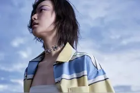 倪妮年后首个海边大片！彻底放开秀身材，罕穿露脐装新风格大变样图片