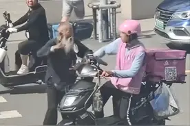 老人多次用拐杖挑衅外卖员，小哥暴起飞踹还击，目击者透露缘由图片