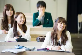 时尚在轮回？当代女大学生流行趋势让人看不懂，男生：看着像奶奶图片