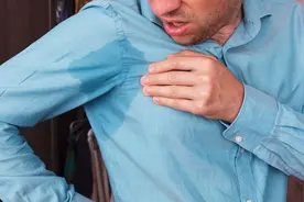 出汗多和出汗少哪个更健康？这些异常的出汗和汗臭味都是疾病征兆图片