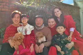 狄龙一家六口庆新年！76岁头发花白笑容慈祥，孙子穿唐装很像爷爷图片