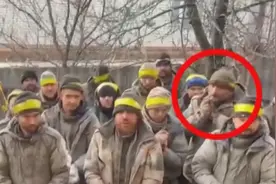 这就是普京动员的新兵？21名俄军集体投降，捆着双手抽烟说笑图片