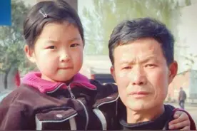 河南老人垃圾堆捡一残疾女婴，17年抚养成少女，后来日子没法过了图片