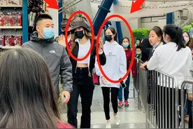 谷爱凌与赌王小女儿罕见同框！一身行头七万元，秀广告海报超骄傲图片