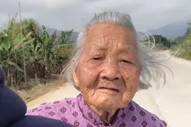 孙子带9旬奶奶骑车兜风：她说不去却转眼坐上摩托，一路整理发型图片