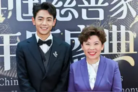 丁真高调亮相慈善红毯！西装配藏风耳环真时髦，气质怎么变油了？图片
