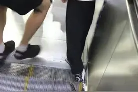 男童坐扶梯被夹脚，扶梯当场变形！目击者称“吓到手抖”，上海地铁深夜通报图片