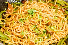 豆角焖面这样做才好吃，面条吸足香浓汤汁好吃又弹牙，简单又入味图片