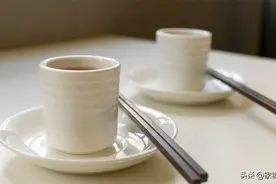 饭前用开水烫餐具真能消毒？了解后才发现，自己以前做错了图片