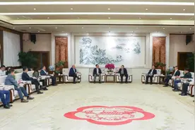 中信银行总行业务总监陆金根一行来汾酒交流调研图片