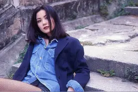 看了王菲30年前的照片，发现她真的美，只可惜她两个女儿都不随她图片