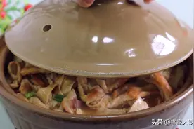 一锅比吃火锅还暖和的腐竹素菜煲，好吃下饭，孩子吃了都主动添饭图片