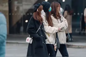 看了杭州街拍才明白：最普通的“全黑穿搭”，这么穿太洋气了图片