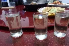 爱喝酒的人手边放一杯白开水,是故作神秘还是瞒天过海?内行:都懂图片