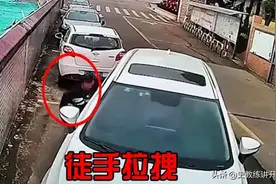 你见过这样侧方位停车的吗？倒车不行徒手拽，泊车变成力气活图片