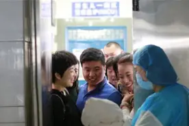 新生儿出产房后该由谁来抱？避开这两类人，就算爸爸也尽量别靠近图片