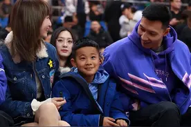 易建联:娶巴西足球宝贝荆灵，婚后连生两胎，如今妻儿都定居美国图片