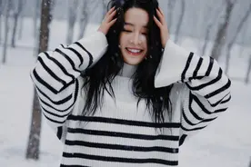 李沁晒春日雪地写真 飘落白雪点缀温柔笑靥氛围感满满图片