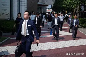 在日本普通工薪阶层中，哪个年龄段的人最能挣？图片