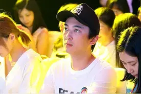 解封第1天！王思聪外出溜达被拍，近照曝光瘦一圈，身后跟俩美女图片