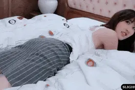 搞笑GIF：女儿刚四岁，今天走路不小心摔了一跤，我在后面看到图片