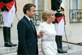 法国夫人罕见盘起鸡窝头，穿白色开叉长裙，老了也不服输图片