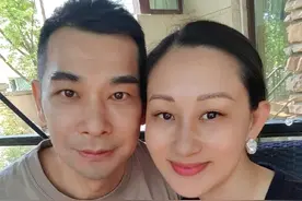 51岁赵文卓再现铁汉柔情，搂妻子晒玫瑰花照纪念结婚17周年，女方回应8个字秀恩爱图片