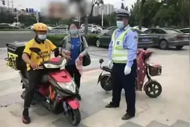 匪夷所思！捡8万被逼还10万？外卖小哥欲哭无泪！只能报警处理！图片