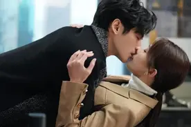 唯美与激情交织的瞬间，细数明星那些令人脸红心跳的吻戏片段图片