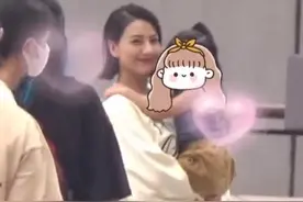 高圆圆片场和女儿互动温馨有爱，3岁Rhea活泼可爱，镜头感很强图片
