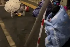 一群年轻人裹棉被露宿街头 网友得知原因后说：不要跪着做人！图片