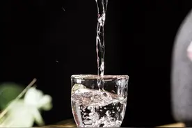 喝酒与不喝酒，过着完全不同的人生图片