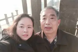 直到病重住院，父亲还用水果刀修好了病房松动的门把手图片