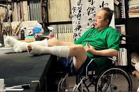66岁的张铁林双腿缠满纱布，行动不便，晚年生活凄凉至此图片