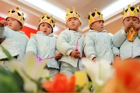 轰动一时的首例五胞胎：父亲因劳累过世，孩子们已经20岁在上大学图片