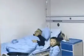 “公公陪我儿子输液，医生给我发的照片！”哈哈哈，这是什么情况图片