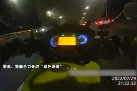 百日行动 | 警灯闪烁 打通救援生命“绿色通道”图片
