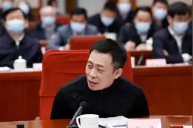 张译登上新闻联播！穿一身黑衣打扮朴素，“央视脸”稳重又帅气图片