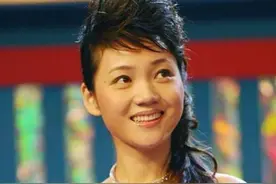 49岁周群的狼狈，曾是安徽台一姐，和郭德纲传绯闻，今月薪仅3000图片