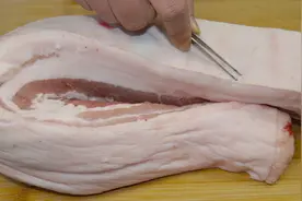 猪毛别用火烤和镊子拔了，教你一个土方法，1根猪毛也不见图片