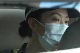 “靓仔~”广州警花街头温柔喊话，网友：都不好意思违章了图片