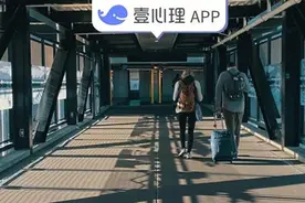 女儿一句话，远嫁的妈妈瞬间泪崩：为爱远嫁，你赌赢了吗？图片